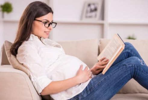 湛江供卵助孕中心：乳房肿胀是否一定意味着你已经怀孕？怀孕往往伴随着恶心和呕吐以及其他早孕症状。